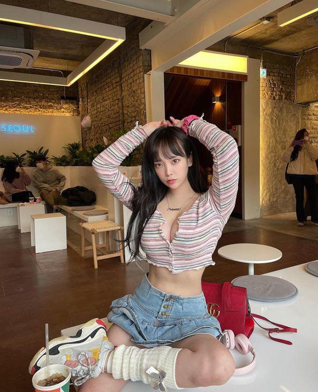 Cô nàng có gu mặc hở bạo, khai thác triệt để vẻ đẹp hình thể.