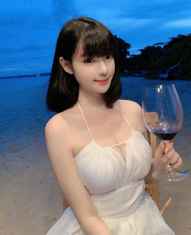 Cô gây ấn tượng bởi nhan sắc xinh đẹp như búp bê cùng vòng 1 "khủng".