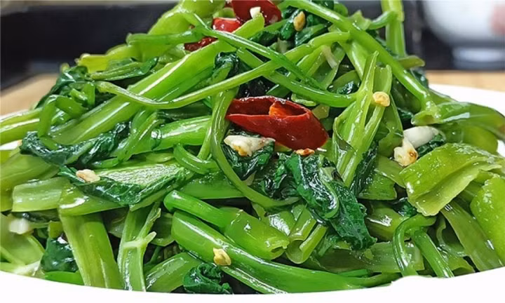 Meo xao rau muong ngon khong kem nha hang, quan nhau