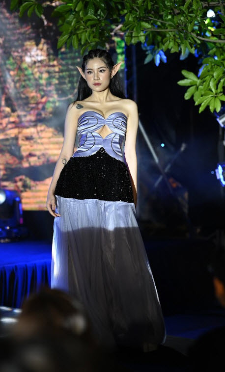 Sinh vien DH Anh Quoc gay bat ngo voi dem dien thoi trang dep mat-Hinh-5