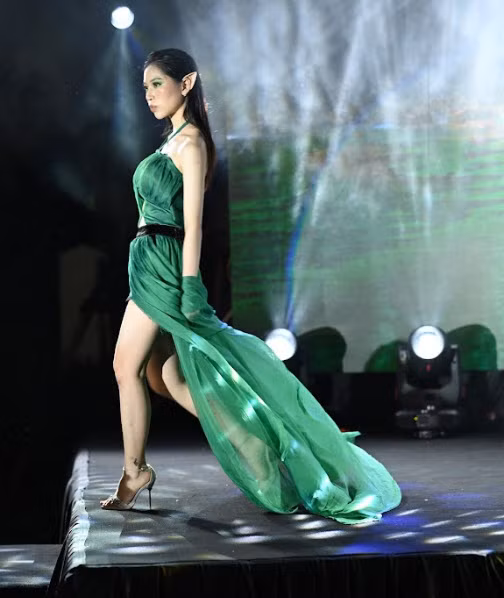 Sinh vien DH Anh Quoc gay bat ngo voi dem dien thoi trang dep mat-Hinh-2