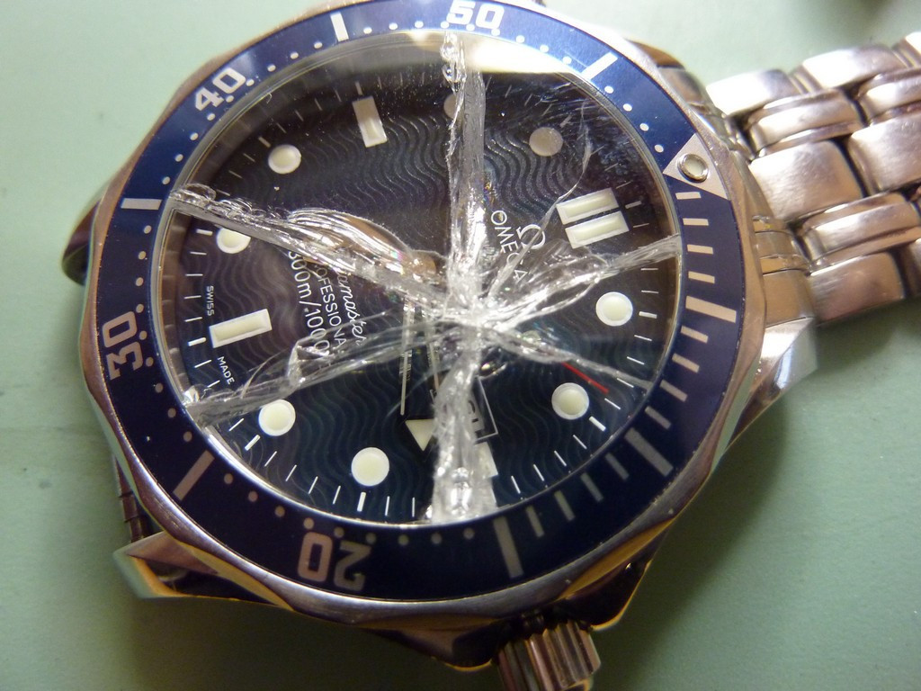 Nhà có quá nhiều đồng hồ hỏng. Đồng hồ chính là tượng trưng của thời gian, là người bạn thân của con người. Nếu thấy đồng hồ hết pin, bạn nên sửa chữa chúng đi. Bởi nếu như bạn để đồng hồ chết tượng trưng cho thời gian dừng lại, không tốt cho sức khỏe, tài khí trong nhà.