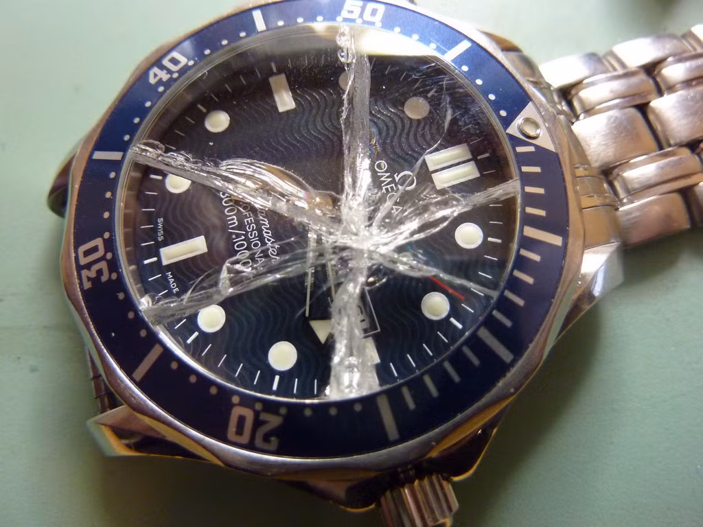 Nhà có quá nhiều đồng hồ hỏng. Đồng hồ chính là tượng trưng của thời gian, là người bạn thân của con người. Nếu thấy đồng hồ hết pin, bạn nên sửa chữa chúng đi. Bởi nếu như bạn để đồng hồ chết tượng trưng cho thời gian dừng lại, không tốt cho sức khỏe, tài khí trong nhà.