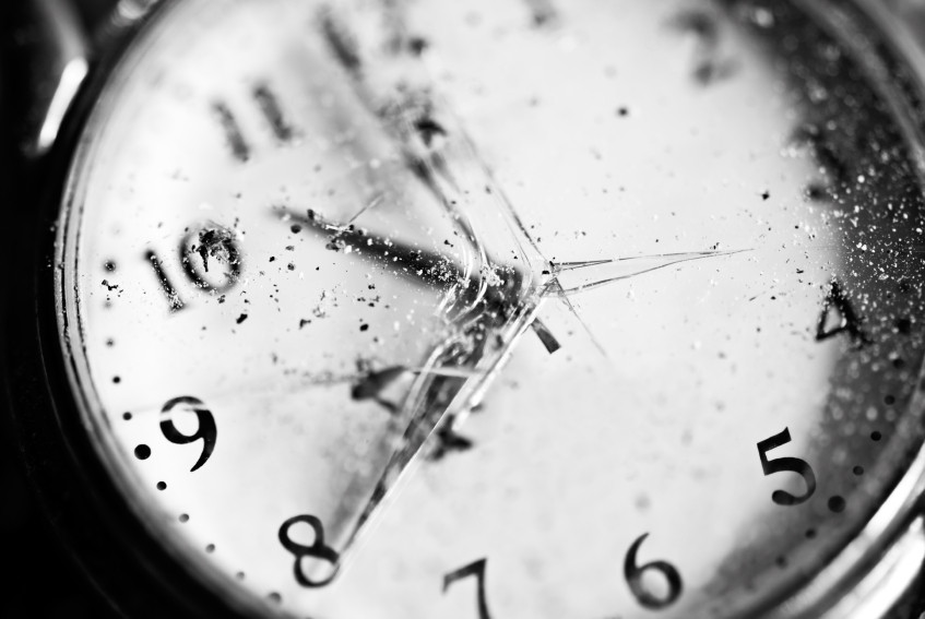 Theo các chuyên gia phong thủy nhận định, đồng hồ hỏng không nên để lâu trong nhà, nó khiến bạn dễ bị hao tài tán lộc. Vì vậy, bạn cần sửa chữa chúng hoặc nên vứt bỏ chúng đi, thay cái mới mới có thể xua đuổi vận rủi trong gia đình đi xa.