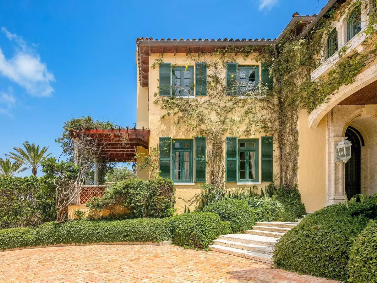 Vị tỷ phú cũng có những biệt thự sang trọng ở Malibu, vịnh San Francisco và nhiều nơi khác.