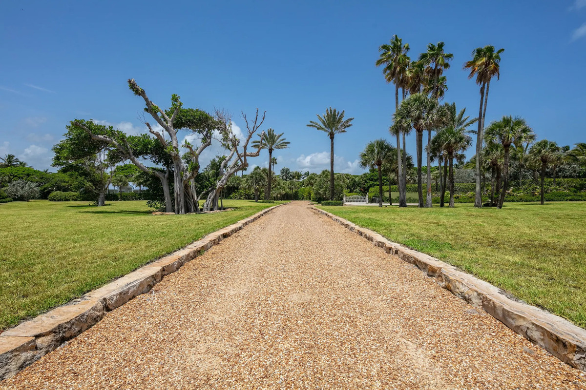 Căn biệt thự triệu đô này có 7 phòng ngủ, 14 phòng tắm, một rạp hát gia đình và một phòng rượu. Ngoài ra, nơi đây có thêm cả hồ bơi riêng, sân tennis và sân thượng lớn.