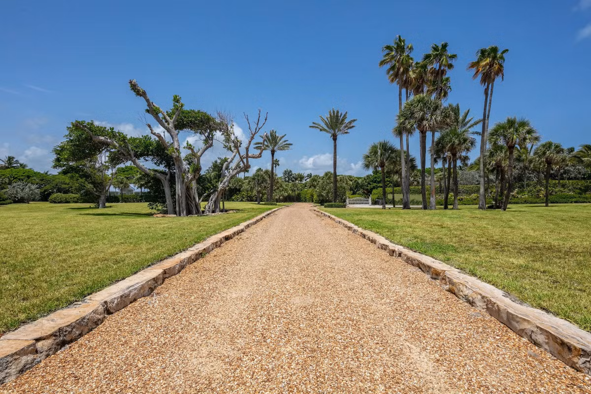 Căn biệt thự triệu đô này có 7 phòng ngủ, 14 phòng tắm, một rạp hát gia đình và một phòng rượu. Ngoài ra, nơi đây có thêm cả hồ bơi riêng, sân tennis và sân thượng lớn.