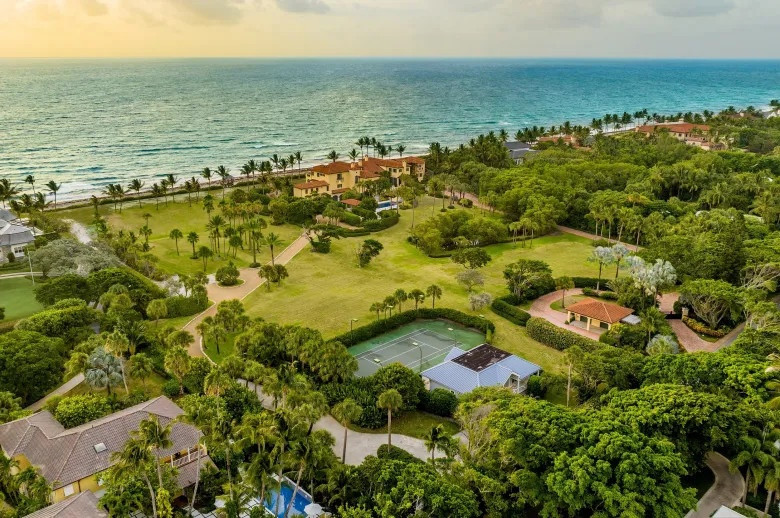 Toàn cảnh căn biệt thự khi được nhìn từ trên cao.