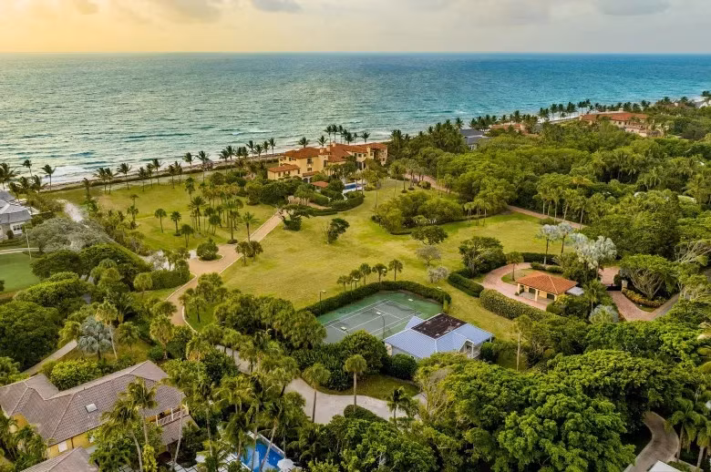 Toàn cảnh căn biệt thự khi được nhìn từ trên cao.