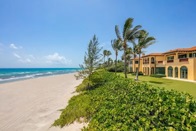 Vào năm 2021, căn biệt thự này đã được tỷ phú Larry Ellison mua với giá 80 triệu USD. Đây là mức giá rẻ hơn nhiều so với thời điểm chào bán hiện tại.