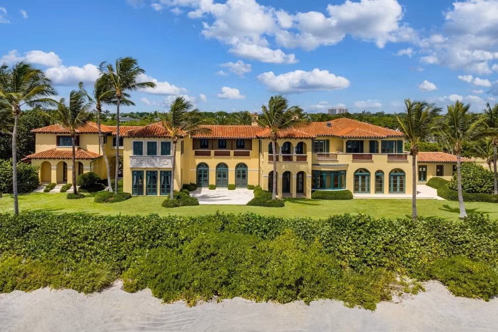 Theo Wall Street Journal, ông Larry Ellison, nhà đồng sáng lập Tập đoàn Oracle đang chào bán căn biệt thự nằm tại bãi biển North Palm Beach, Florida với giá 145 triệu USD.