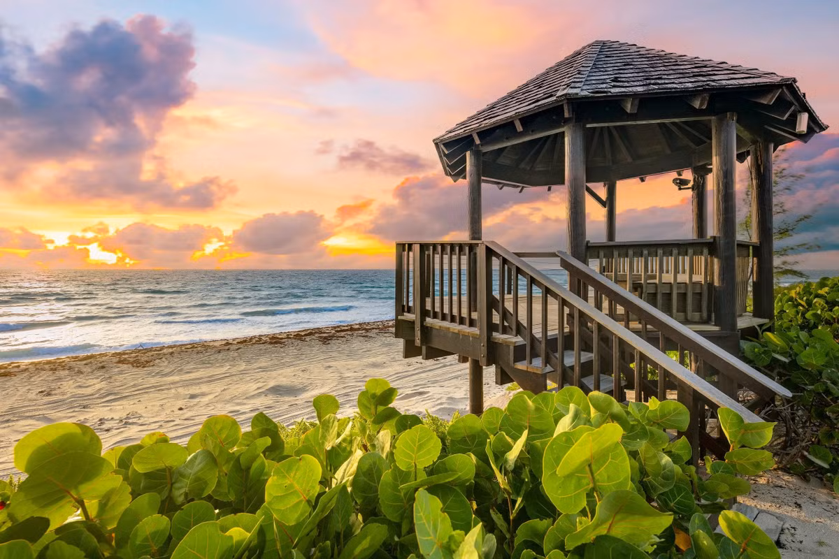 Căn biệt thự có hệ thống an ninh nghiêm ngặt và luôn được bảo vệ 24/24.