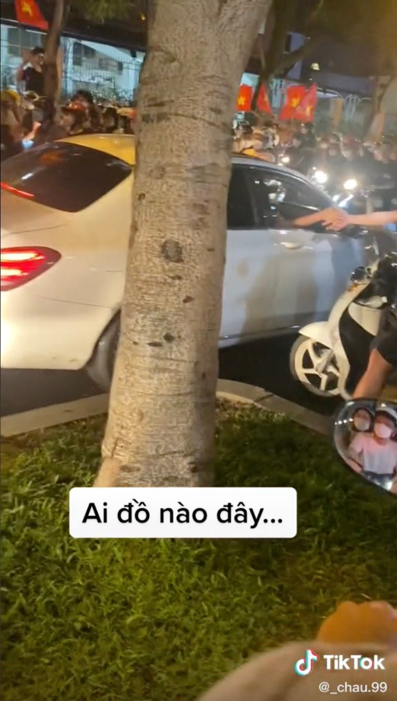 Trường Giang ghi điểm với fans khi đi bão mừng chiến thắng của U23 Việt Nam - Hình 2 Truong Giang ghi diem voi fans khi di bao mung chien thang cua U23 Viet Nam-Hinh-2