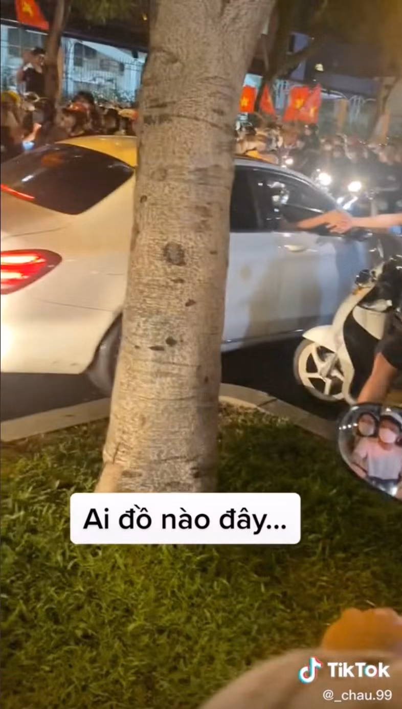 Truong Giang ghi diem voi fans khi di bao mung chien thang cua U23 Viet Nam-Hinh-2