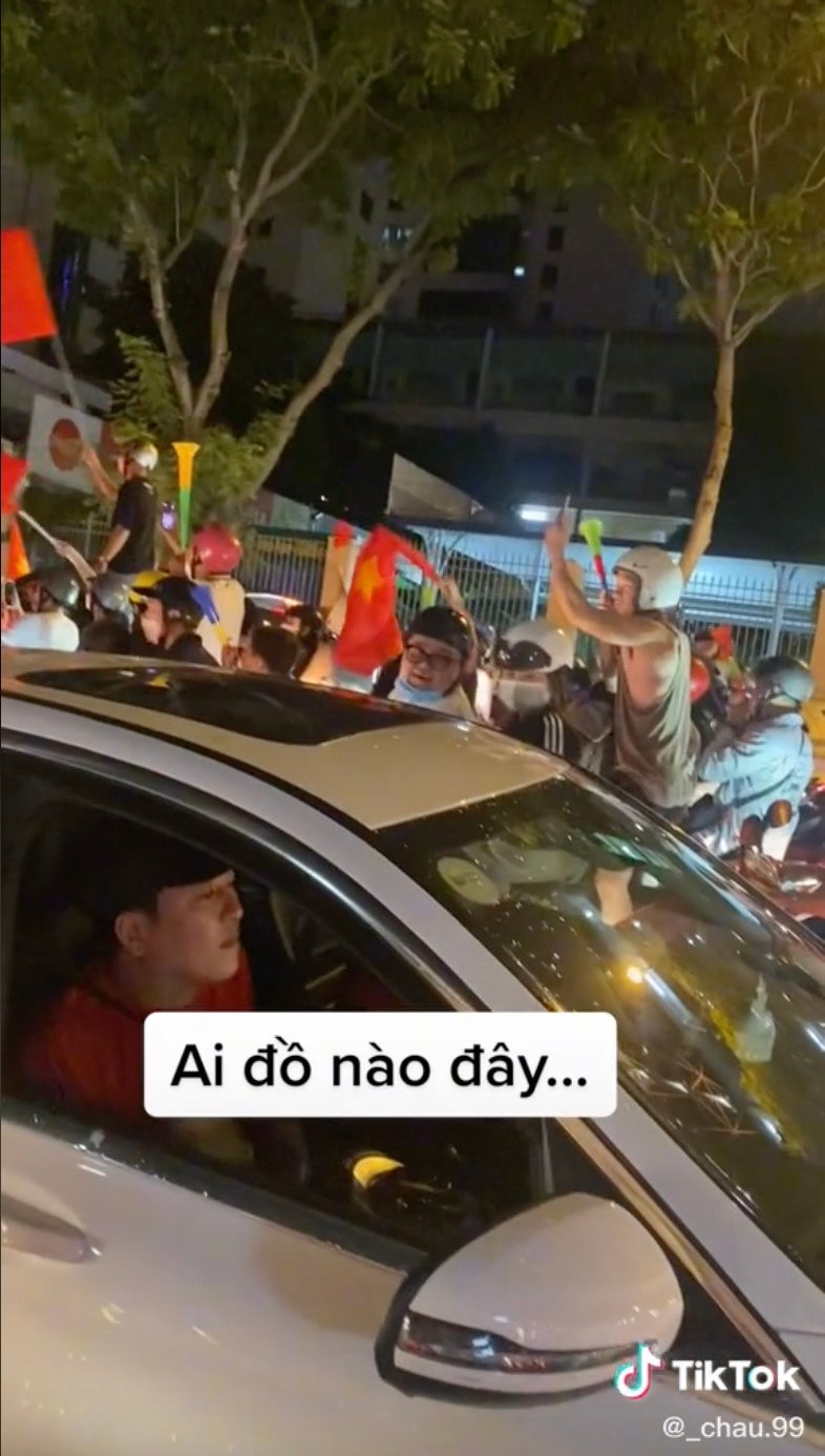 Trường Giang ghi điểm với fans khi đi bão mừng chiến thắng của U23 Việt Nam - Hình 3 Truong Giang ghi diem voi fans khi di bao mung chien thang cua U23 Viet Nam-Hinh-3