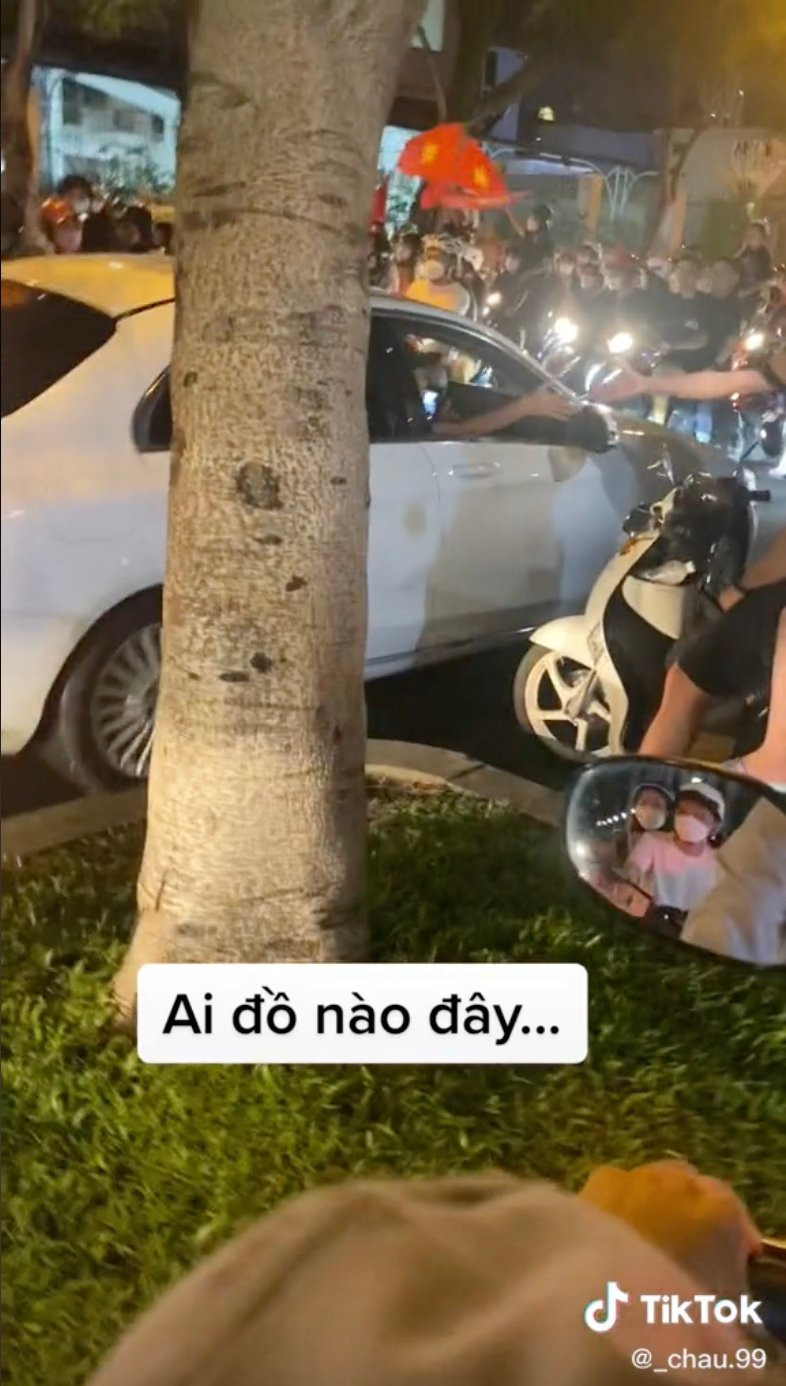 Truong Giang ghi diem voi fans khi di bao mung chien thang cua U23 Viet Nam