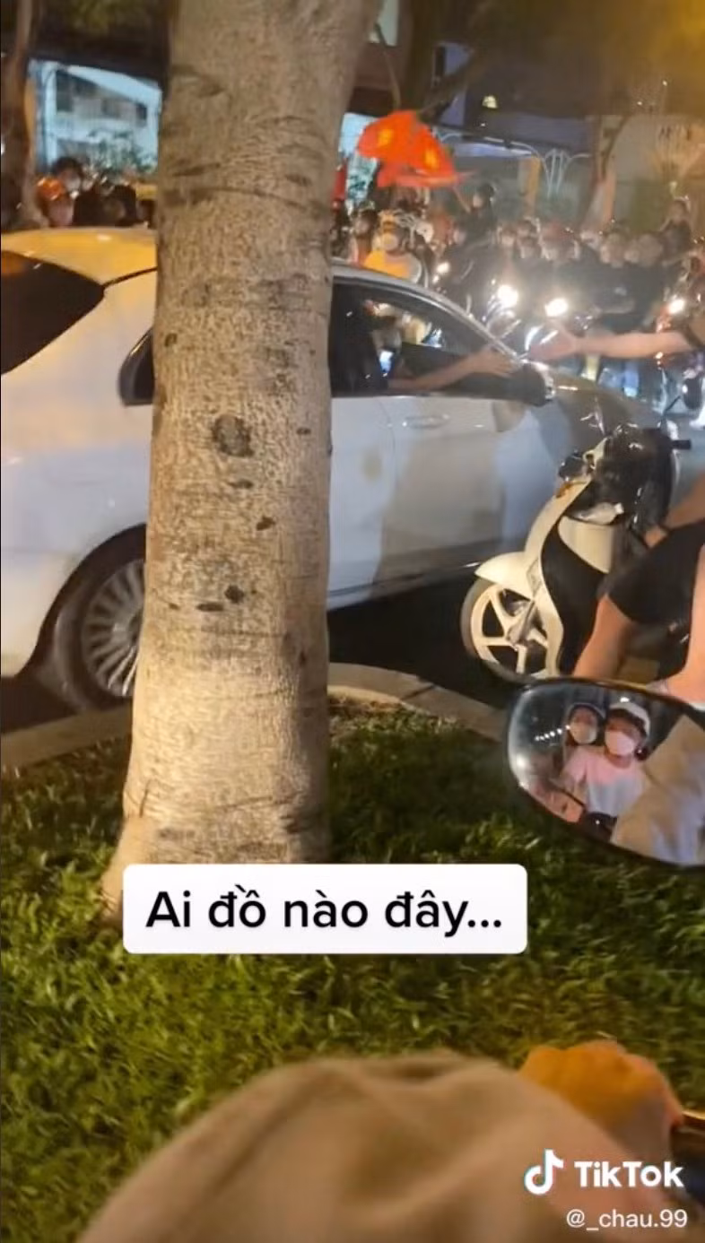 Truong Giang ghi diem voi fans khi di bao mung chien thang cua U23 Viet Nam