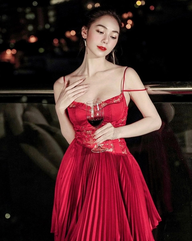 Khi tham gia những buổi tiệc, cô thường mặc những bộ đồ có thiết kế hai dây hay dáng quây tôn vòng 1.