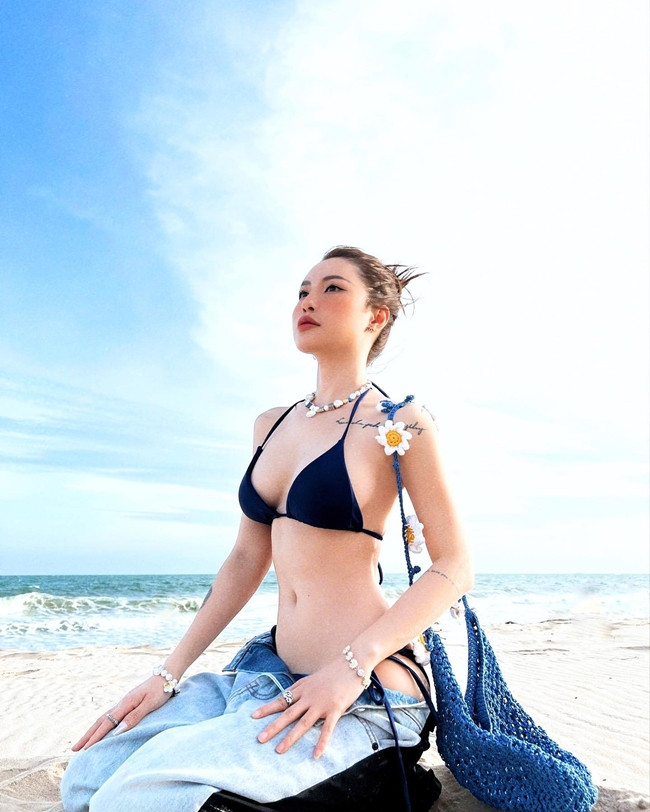 Ngoài ra, cô cũng thử nghiệm những cách phối đồ mới để đem đến hình ảnh mới mẻ cho bản thân.