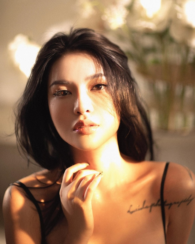 Màu sắc trang phục này những tưởng không có gì nổi bật nhưng lại luôn thời thượng.