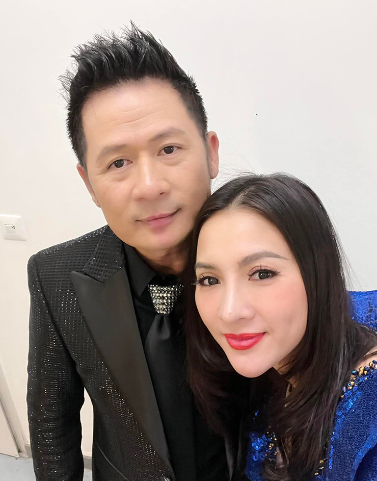 Dù chỉ xem showbiz là cuộc dạo chơi nhưng Thái Nhã Vân khá đắt show MC, ca hát... tại hải ngoại. Cô chạy show cùng nhiều ngôi sao lớn của làng giải trí Việt.