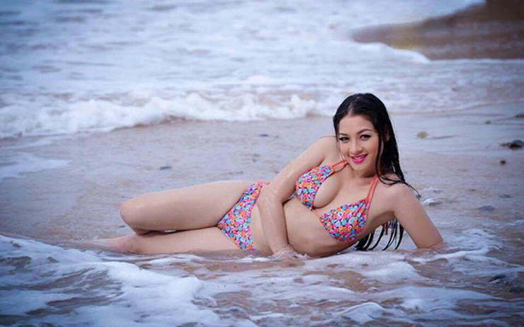 "Cách đây 10 năm, số tiền ấy lớn lắm. Tất nhiên họ yêu cầu mình ký hợp đồng dài hạn chứ không phải đóng một phim rồi được con số cát-xê như vậy. Ngoài ra, nhiều ê-kíp ảnh nude nước ngoài cũng liên lạc với tôi và bày tỏ muốn hợp tác lâu dài", Thái Nhã Vân cho hay.