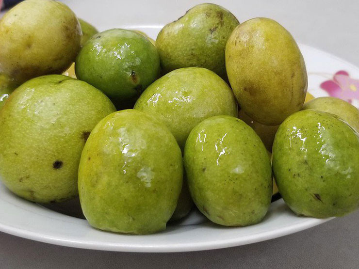 Người bán giới thiệu loại hạt này khá hiếm, là đặc sản của Tây Nguyên, mỗi năm chỉ có một mùa.