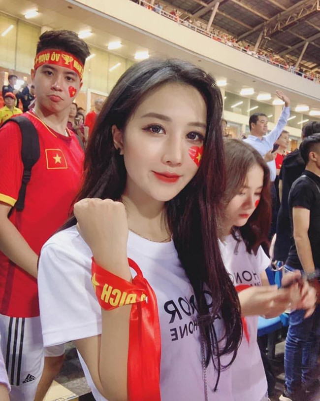 Tuy nhiên, không phải lúc nào mặc hở cũng là đẹp, nhận được lời ngợi khen. Các cổ động viên Việt Nam cũng thu hút nhiều sự quan tâm vì phong cách thời trang.