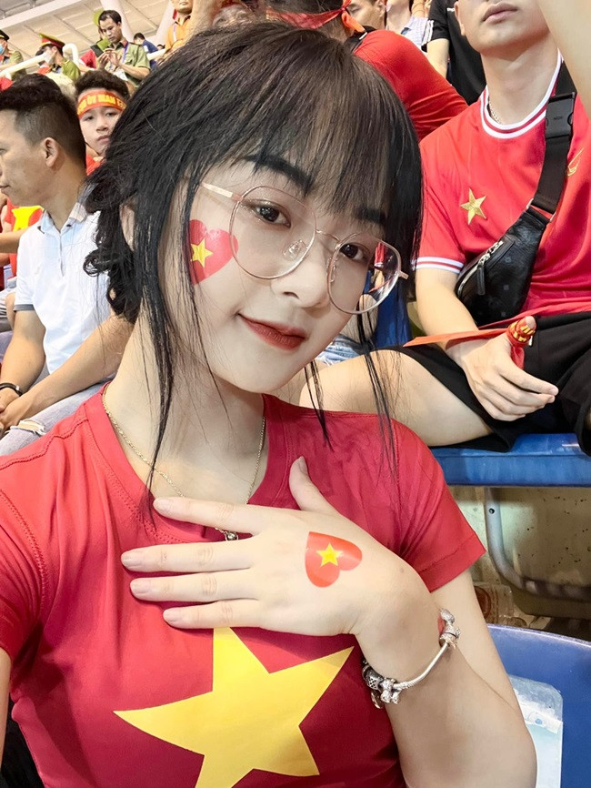 Đặc biệt, trang phục ở trong khuôn khổ, thời thượng nhưng vẫn ấn tượng và tôn dáng.