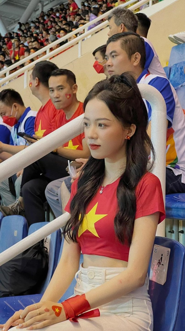 Kết hợp với đó họ chọn quần jean, quần short hoặc chân váy mang đến vẻ ngoài năng động.