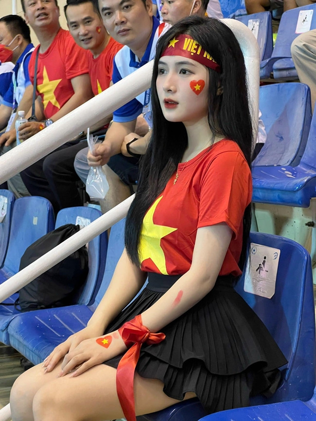 Hình ảnh của các hot girl khi theo dõi trận bóng đá nam giữa Việt Nam - Thái Lan trong khuôn khổ SEA Games được lan truyền.