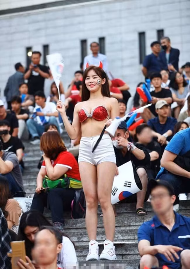 Thậm chí, có người đẹp còn tự tin diện áo ngực nổi bật khi xuất hiện ở khán đài.