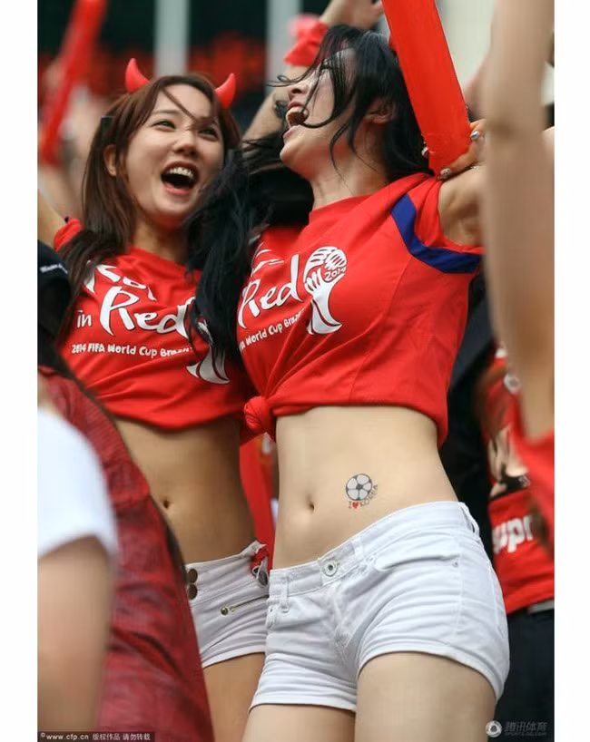 Những chiếc áo phông được biến tấu trở thành croptop kết hợp cùng quần ôm dáng ngắn.