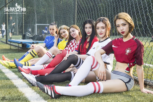 Nhứng người đẹp Trung Quốc "thả dáng" trên sân cỏ trong bộ đồ thể thao.