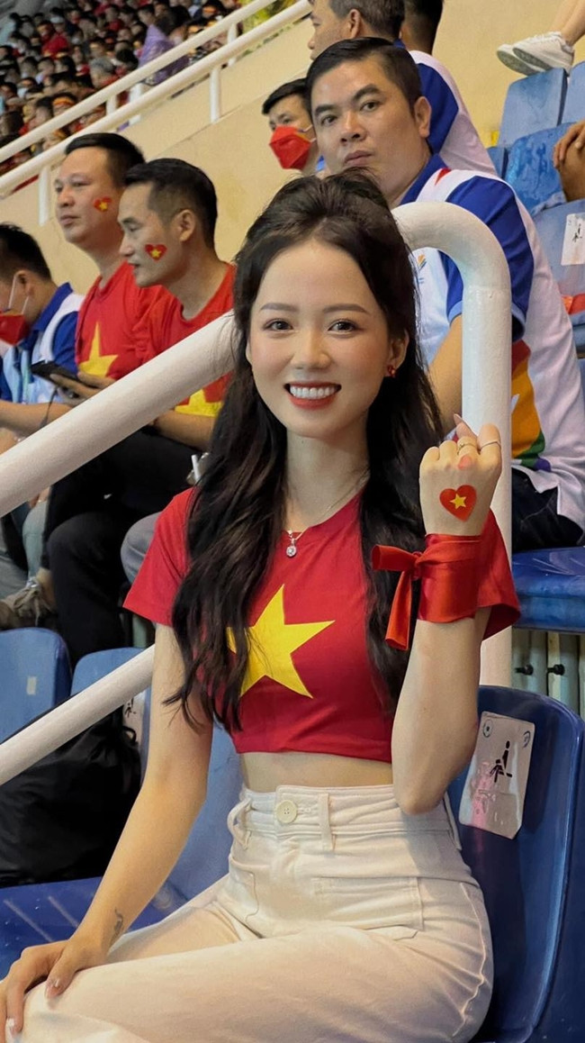 Các cô gái đều chọn cho mình chiếc áo phông đơn giản in hình quốc kỳ.