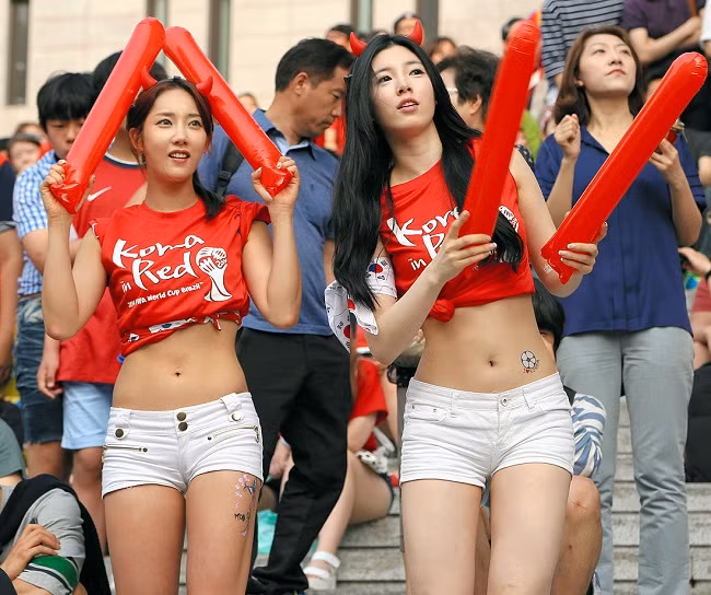 Các cổ động viên bóng đá Hàn Quốc gây ấn tượng với hình ảnh trẻ trung, năng động.
