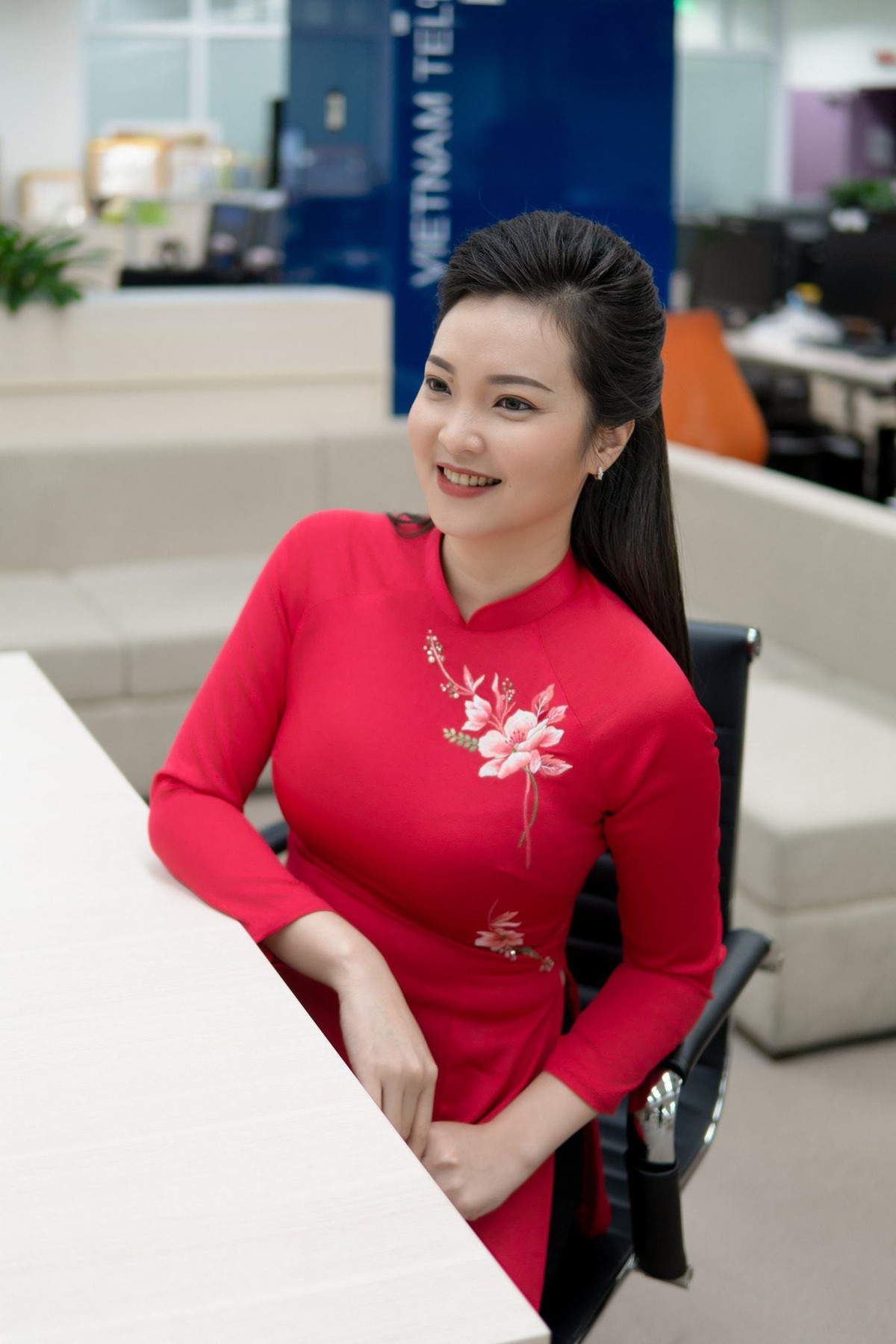 MC Phuong Thao thoi su 19h: Me chong toan lam giup toi co Tet-Hinh-3