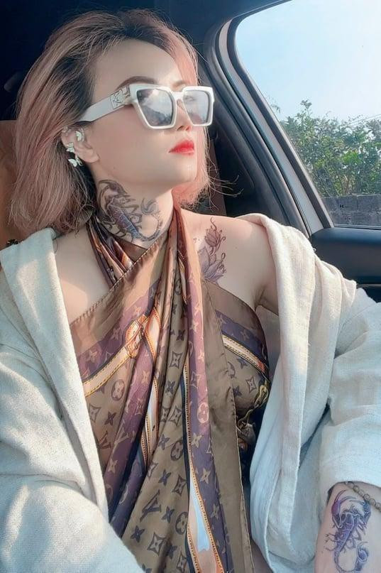 Hoang Yen tiet lo canh nong voi phi cong 9x