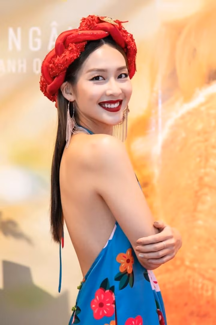 Sau đó là khoảng thời gian Khả Ngân vắng bóng trên truyền hình và chuyển sang hoạt động trong lĩnh vực âm nhạc, với các sản phẩm như "Cô gái Việt Nam", "Em đau lòng thế anh vừa lòng chưa". Tuy nhiên, cô không tạo được ấn tượng.