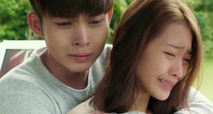 Chỉ tới khi tham gia phim điện ảnh "100 ngày bên em", Khả Ngân bắt đầu được nhìn nhận như một diễn viên thực thụ. Cô bắt đầu được khen là có cảm xúc, chiều sâu trong nét diễn.