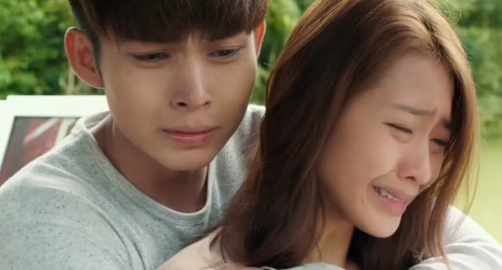 Chỉ tới khi tham gia phim điện ảnh "100 ngày bên em", Khả Ngân bắt đầu được nhìn nhận như một diễn viên thực thụ. Cô bắt đầu được khen là có cảm xúc, chiều sâu trong nét diễn.