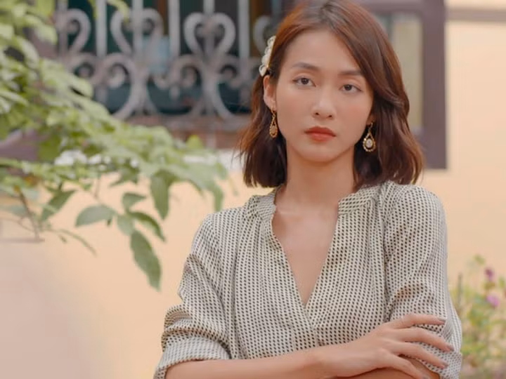 Năm 2021, Khả Ngân tái xuất với phim "11 tháng 5 ngày", đóng cặp với Thanh Sơn. Đây là bộ phim truyền hình đầu tiên cô tham gia với êkíp phía Bắc và chiếu trên sóng truyền hình quốc gia. Lần đầu tiên bước chân vào "vũ trụ VFC", Khả Ngân bị nhiều khán giả ghét vì thể hiện tính cách ngang ngược, hỗn láo và ích kỷ của nhân vật trong những tập đầu.