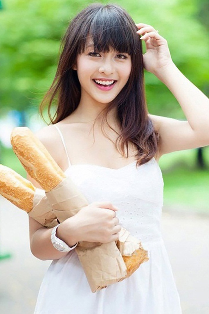 Đi lên từ danh xưng hot girl, Khả Ngân không ít lần đối mặt với những ồn ào không hay. Cô nhiều lần khiến khán giả thất vọng vì sự trượt dốc trong hình ảnh, scandal dồn dập, nhất là chuyện do mải mê làm mẫu mà bỏ học khi chưa tốt nghiệp lớp 12.