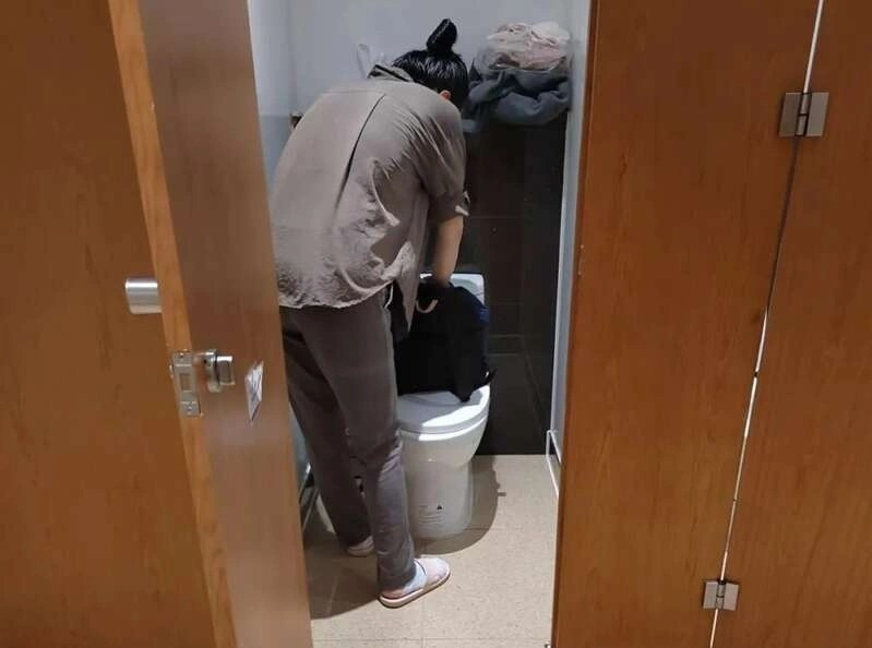 Nguoi phu nu song trong nha ve sinh cong cong o Thuong Hai