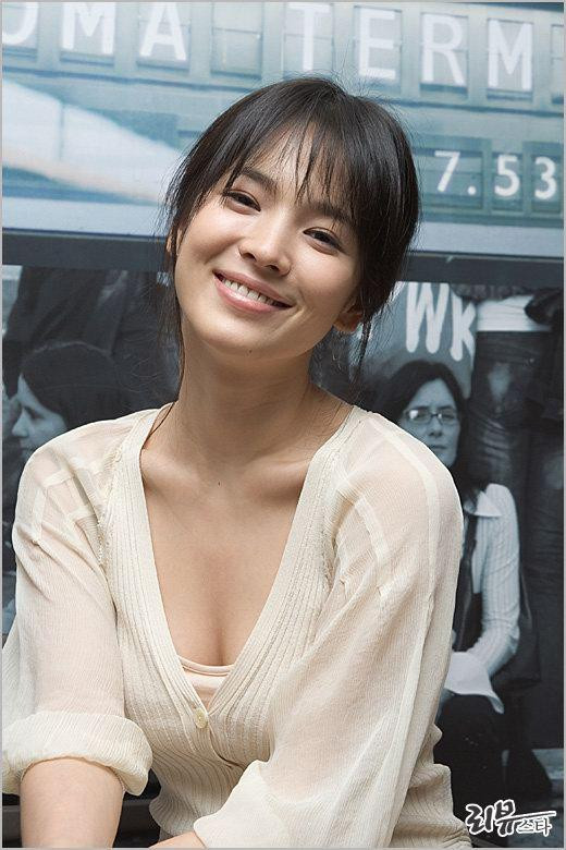 Son Ye Jin và Song Hye Kyo lên đồ trễ nải: Ai đẹp hơn ai? - Hình 5 Son Ye Jin va Song Hye Kyo len do tre nai: Ai dep hon ai?-Hinh-5