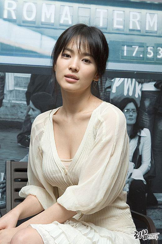 Son Ye Jin và Song Hye Kyo lên đồ trễ nải: Ai đẹp hơn ai? - Hình 6 Son Ye Jin va Song Hye Kyo len do tre nai: Ai dep hon ai?-Hinh-6