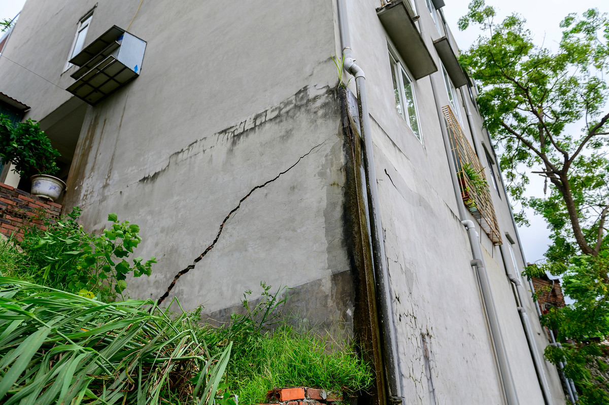 Hang loat ngoi nha nut toac, do sap vi nam sat mo dat set o Ha Long-Hinh-12