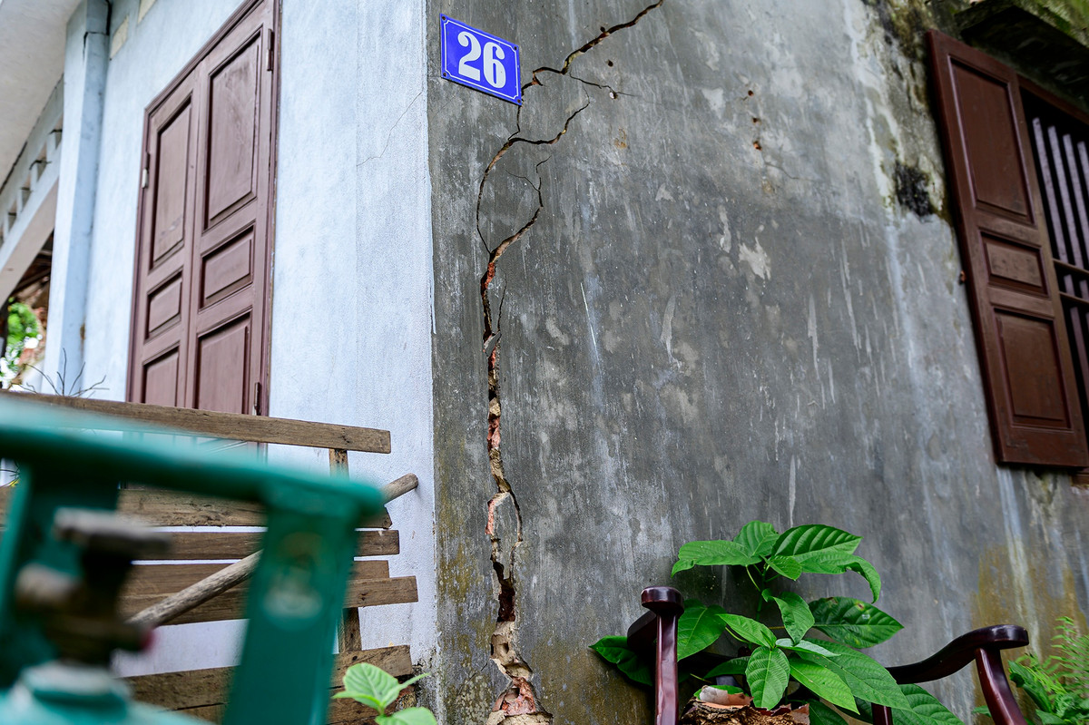 Hang loat ngoi nha nut toac, do sap vi nam sat mo dat set o Ha Long-Hinh-9