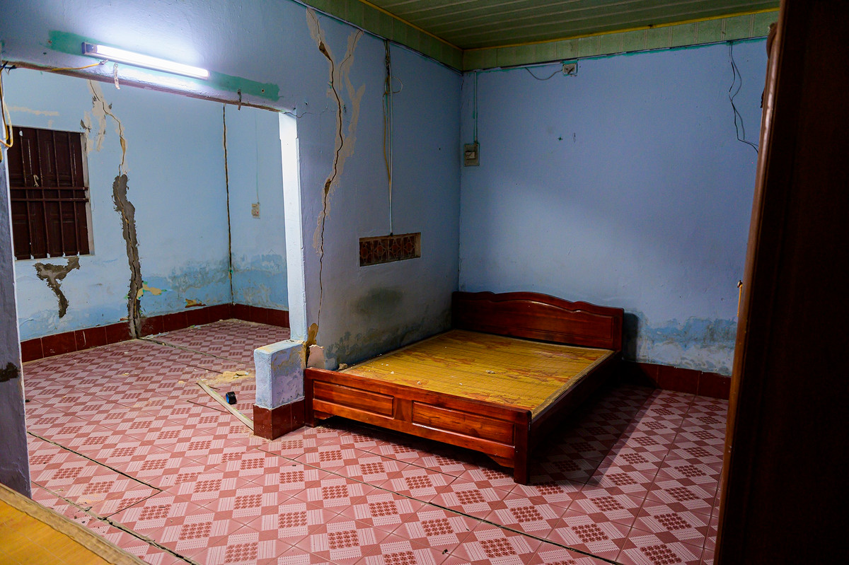 Hang loat ngoi nha nut toac, do sap vi nam sat mo dat set o Ha Long-Hinh-2