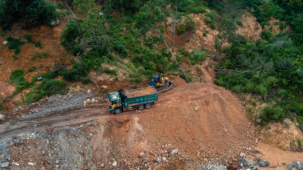 Hang loat ngoi nha nut toac, do sap vi nam sat mo dat set o Ha Long-Hinh-10